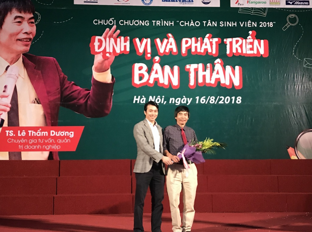 Đại diện Ban tổ chức tặng hoa diễn giả, TS. Lê Thẩm Dương