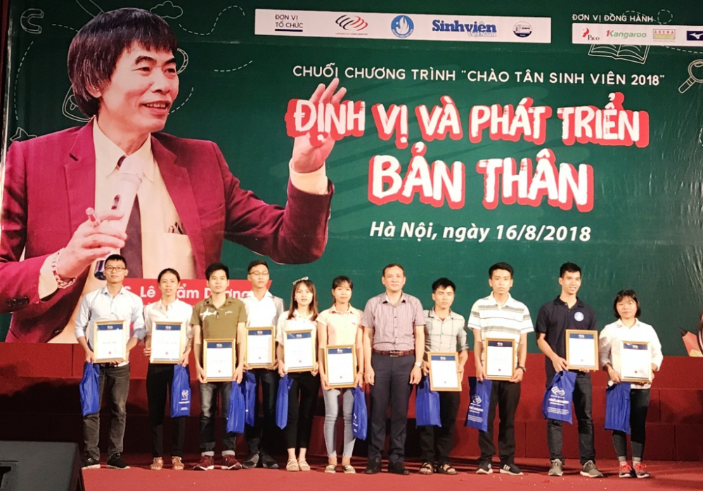 Ban tổ chức trao học bổng và quà cho các tân sinh viên
