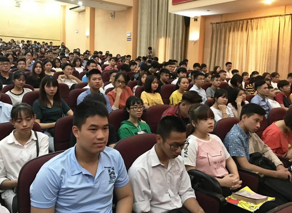 Đông đảo các tân sinh viên đến tham dự chương trình