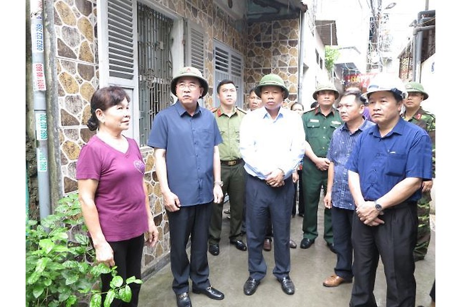Đồng chí Lê Khắc Nam, Phó chủ tịch UBND thành phố làm trưởng đoàn, kiểm tra công tác chuẩn bị phòng, chống bão số 4 tại quận Lê Chân, Kiến An và huyện Kiến Thụy