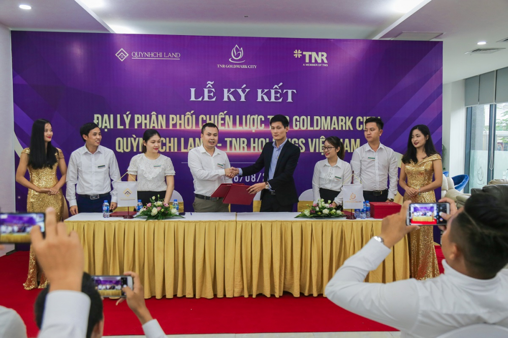 Ông Tạ Văn Hiếu – Tổng giám đốc Quỳnh Chi Land &amp; Ông Trương Long Hải Giám đốc kinh doanh TNR GoldMark City trong lễ ký kết