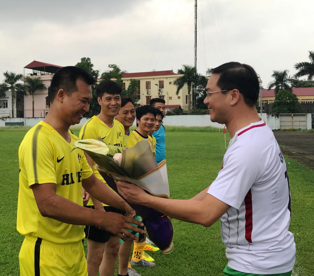 Đồng chí Nguyễn Ngọc Việt, Bí thư Thành đoàn, Chủ tịch Hội LHTN Việt Nam thành phố Hà Nội tặng hoa cho các đội tham gia thi đấu giao hữu