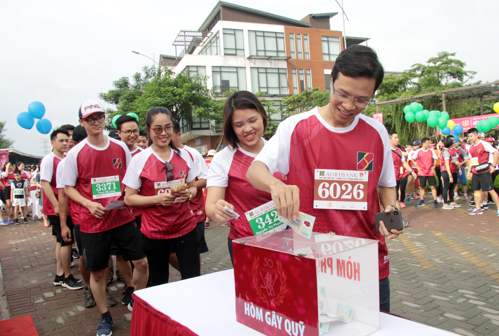 Ban lãnh đạo và cán bộ Agribank tham gia ủng hộ cho các trẻ em có hoàn cảnh khó khăn tại Bệnh viện K3, Tân Triều