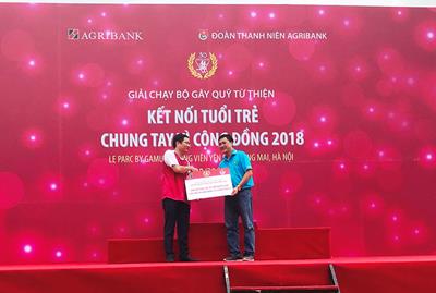 Agribank trao toàn bộ số tiền quyên góp cho các trẻ em có hoàn cảnh khó khăn tại bệnh viện K3, Tân Triều