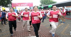 Hàng ngàn cán bộ Agribank chạy bộ gây quỹ vì trẻ em ung thư