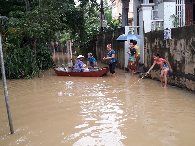 Di dời hàng nghìn hộ dân khỏi vùng lũ