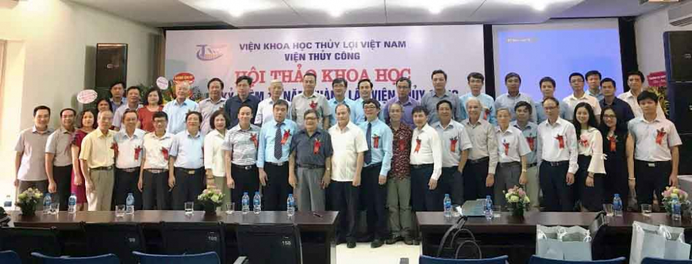 Đại biểu tham dự lễ kỷ niệm cùng tập thể cán bộ, nhân viên Viện Thủy công chụp ảnh lưu niệm.
