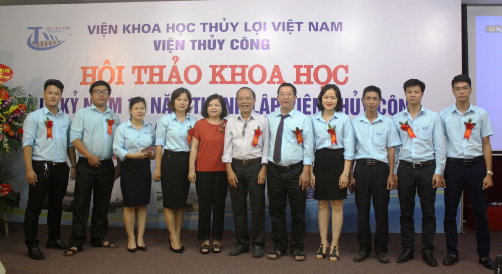 Các cán bộ của Viện Thủy công chụp ảnh lưu niệm tại chương trình
