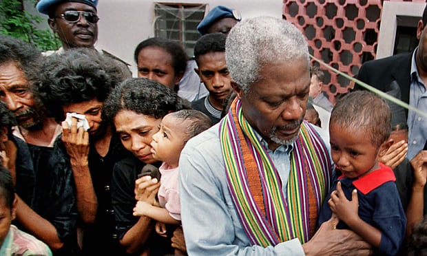 Tổng thư ký LHQ Kofi Annan an ủi một cậu bé khi đến thăm những người còn sống sót sau vụ bạo lực ở Đông Timor năm 1999 (Ảnh: The Guardian)