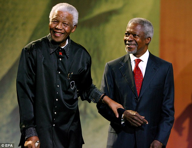 Ông Kofi Annan chụp chung với Tổng thống Nam Phi Nelson Mandela, người sáng lập tổ chức The Elders vào năm 2007 (Ảnh: EPA)