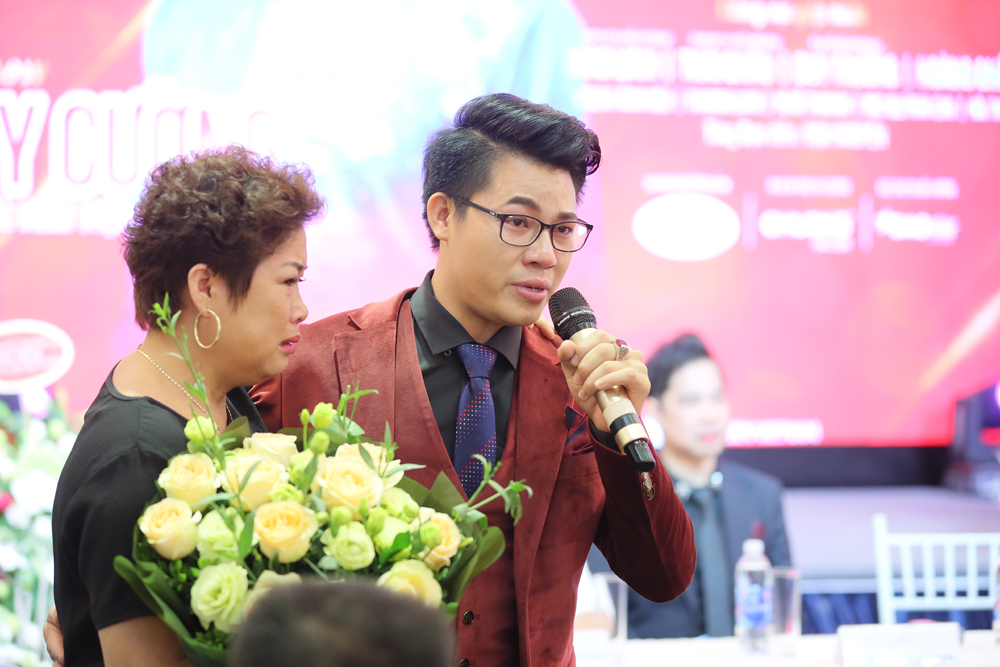 Duy Cường tôn vinh đạo hiếu, tình thầy trò trong liveshow