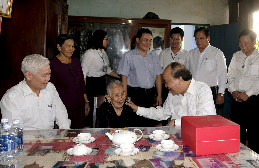 Thủ tướng thăm hỏi, tặng quà, động viên Mẹ Việt Nam Anh hùng Phan Thị Đổng, có chồng và một con là liệt sĩ