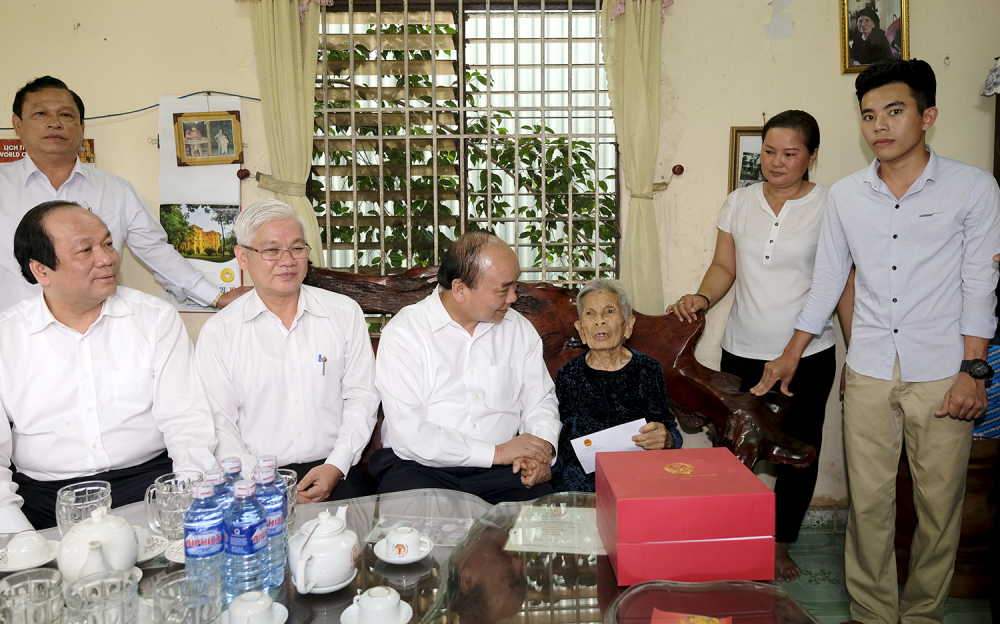 Thủ tướng thăm hỏi, tặng quà, động viên Mẹ Việt Nam Anh hùng Huỳnh Thị Hảo, có chồng và 2 con là liệt sĩ