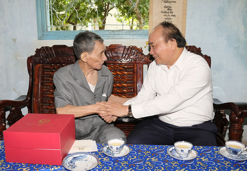 Thủ tướng Nguyễn Xuân Phúc đã đến thăm, động viên Anh hùng Lực lượng vũ trang nhân dân Phan Văn Điển, nguyên cán bộ Cục An ninh Tây Ninh