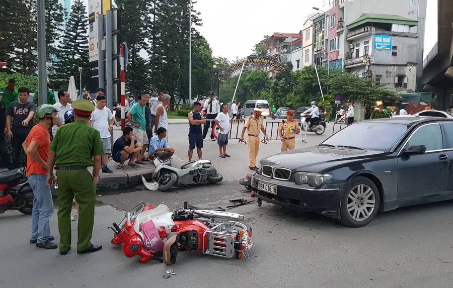 Lực lượng chức năng nhanh chóng có mặt tại hiện trường điều tra làm rõ nguyên nhân vụ tai nạn