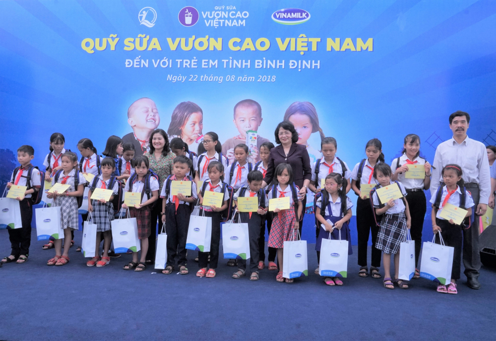 Bà Đặng Thị Ngọc Thịnh – Ủy viên Ban Chấp hành Trung ương Đảng, Phó Chủ tịch nước Việt Nam; Bà Nguyễn Thị Hà - Thứ trưởng Bộ Lao động, Thương binh Xã hội và ông Nguyễn Quốc Khánh – Giám đốc Điều hành Vinamilk trao quà cho các em học sinh tiêu biểu.