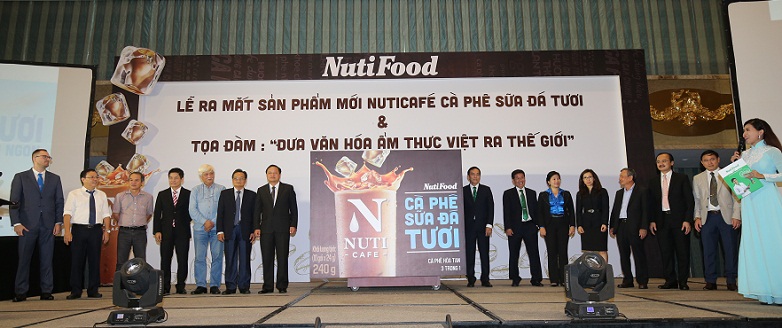 Các đại biểu khách mời chứng kiến Lễ ra mắt sản phẩm Nuticafé - Cà phê sữa đá tươi