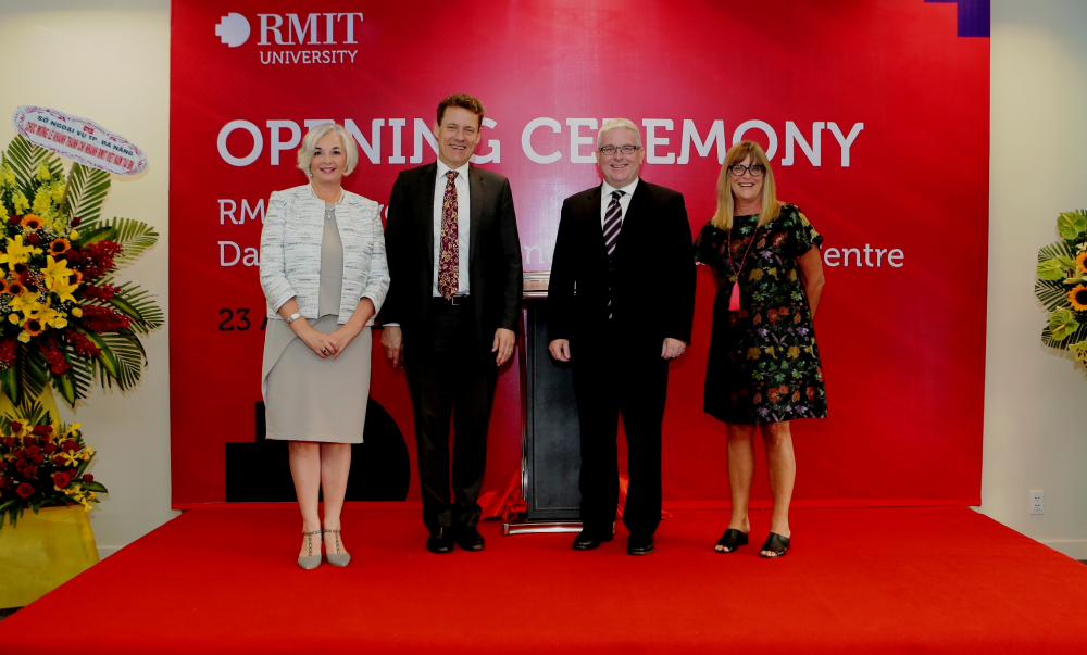 Từ trái qua: GS Gael McDonald, GS Andrew MacInTyre, Phó GĐ Phụ trách Phát triển Toàn cầu Đại học RMIT, Ngài Craig Chittick và Bà Karen Lany