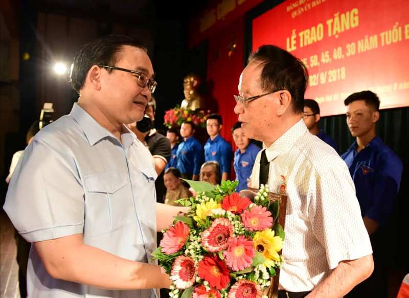 Bí thư Thành ủy Hoàng Trung Hải trao Huy hiệu 70 năm tuổi Đảng cho đảng viên lão thành quận Hai Bà Trưng