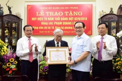 Bí thư Thành ủy Hoàng Trung Hải trao Huy hiệu Đảng cho các đảng viên lão thành quận Hai Bà Trưng