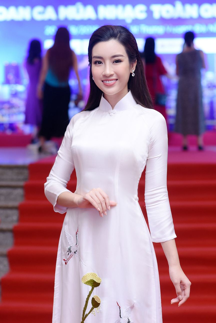 Đương kim Hoa hậu Việt Nam thường xuyên diện áo dài tại các sự kiện văn hóa.