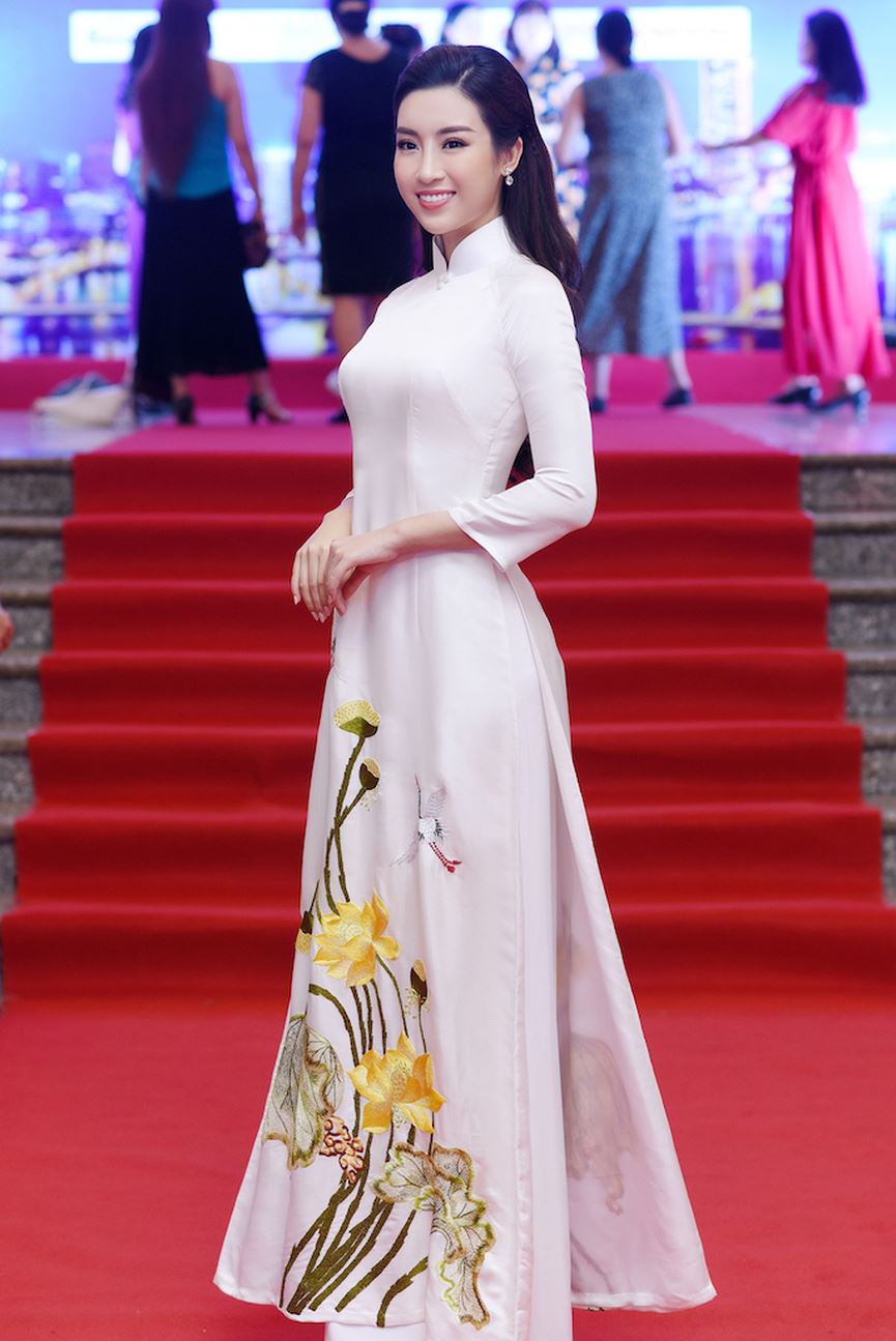 Từng bày tỏ tình yêu áo dài, Mỹ Linh cho biết cô luôn muốn lan tỏa và tôn vinh vẻ đẹp của người phụ nữ Việt Nam trong chiếc áo dài truyền thống.