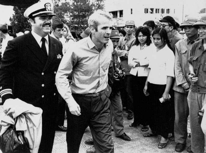 Ông John McCain McCain được đưa ra sân bay ở Hà Nội sau khi được thả vào ngày 14/3/1973 (Ảnh: AP)