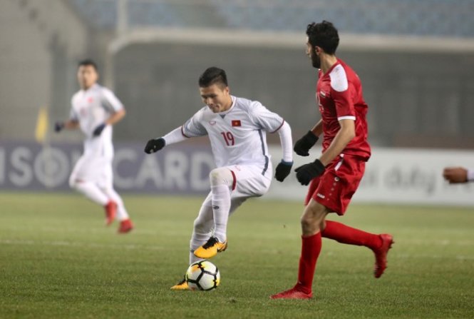 Quảng Hải (áo trắng) trong trận U23 Việt Nam gặp U23 Syria ở vòng bảng U23 châu Á hồi đầu năm (Ảnh: Goal)