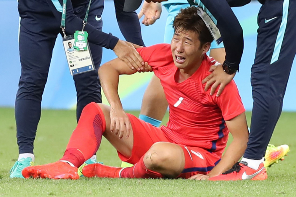 Son Heung-min khóc cay đắng trên sân sau khi thua 0-1 trước Honduras trong trận tứ kết bóng đá nam ở Olympic Rio 2016 (Ảnh: CFP)