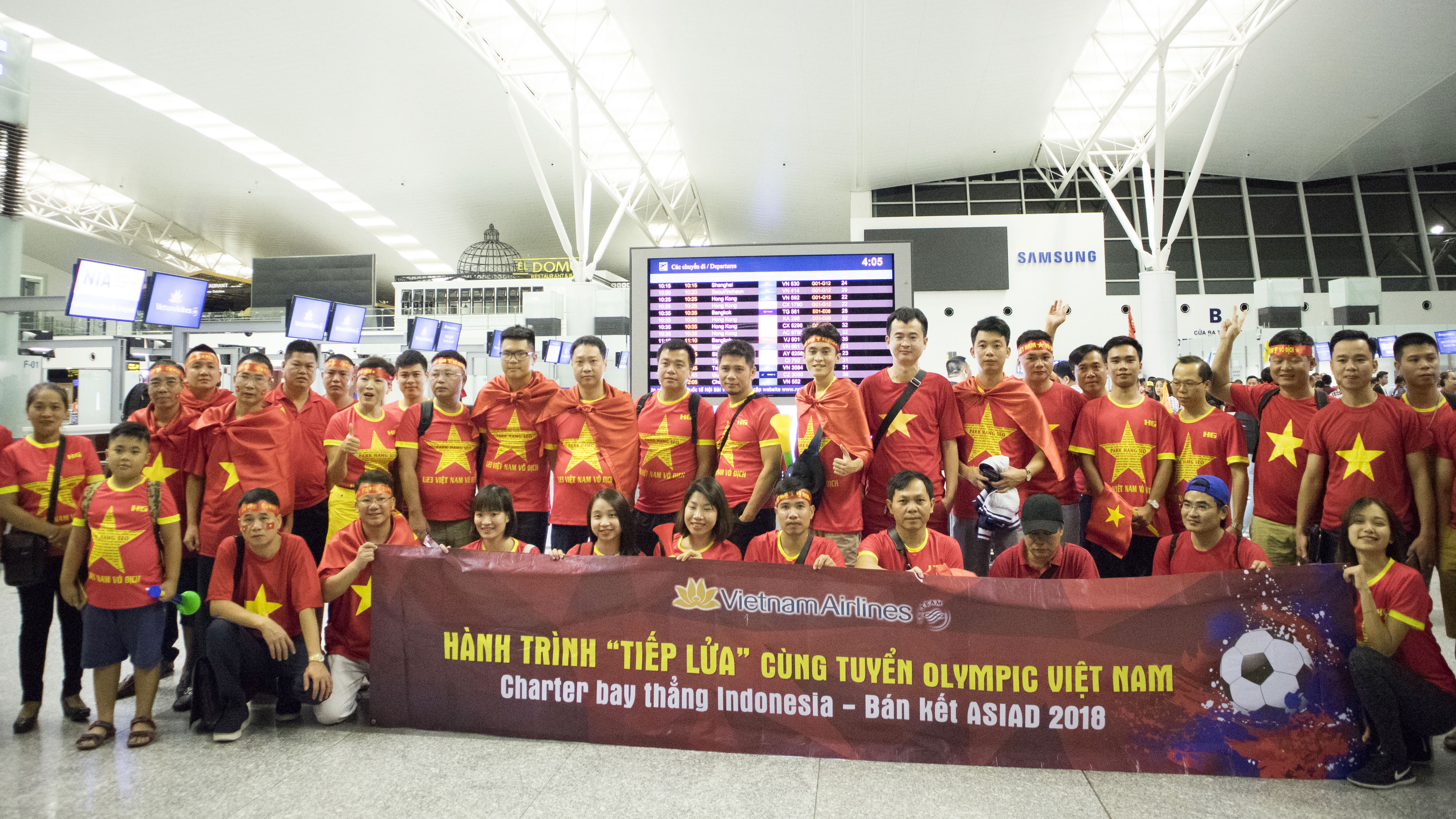 Biển người rợp cờ đỏ sao vàng sang Indonesia cổ vũ ĐT Olympic Việt Nam