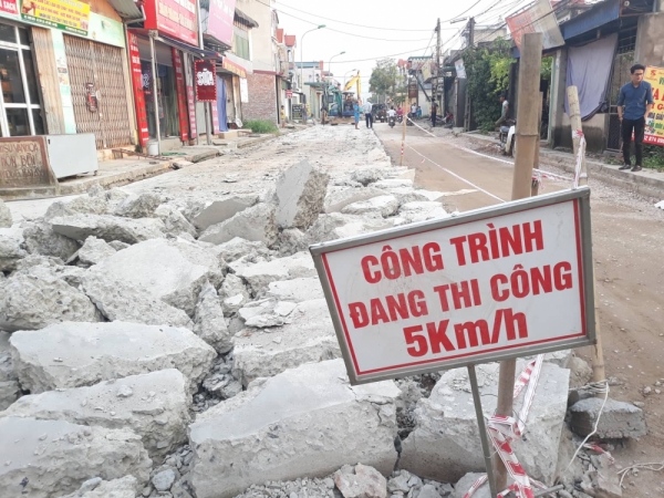 Hàng trăm mét tuyến đường đổ bê tông thuộc dự án cải tạo, nâng cấp đường liên xã Thượng Lâm - Tuy Lai (huyện Mỹ Đức, TP. Hà Nội) thi công không đảm bảo chất lượng phải múc lên làm lại.