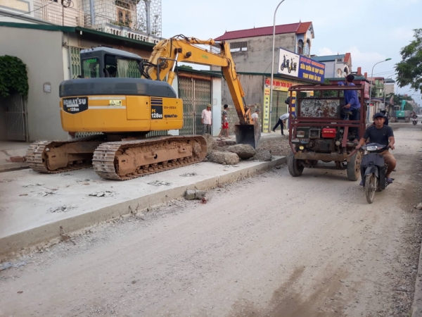 Ngày 25/08/2018, theo ghi nhận của PV Báo Tuổi trẻ Thủ đô, đơn vị thi công vẫn đang thực hiện việc đào lớp bê tông cũ lên để thi công lại.