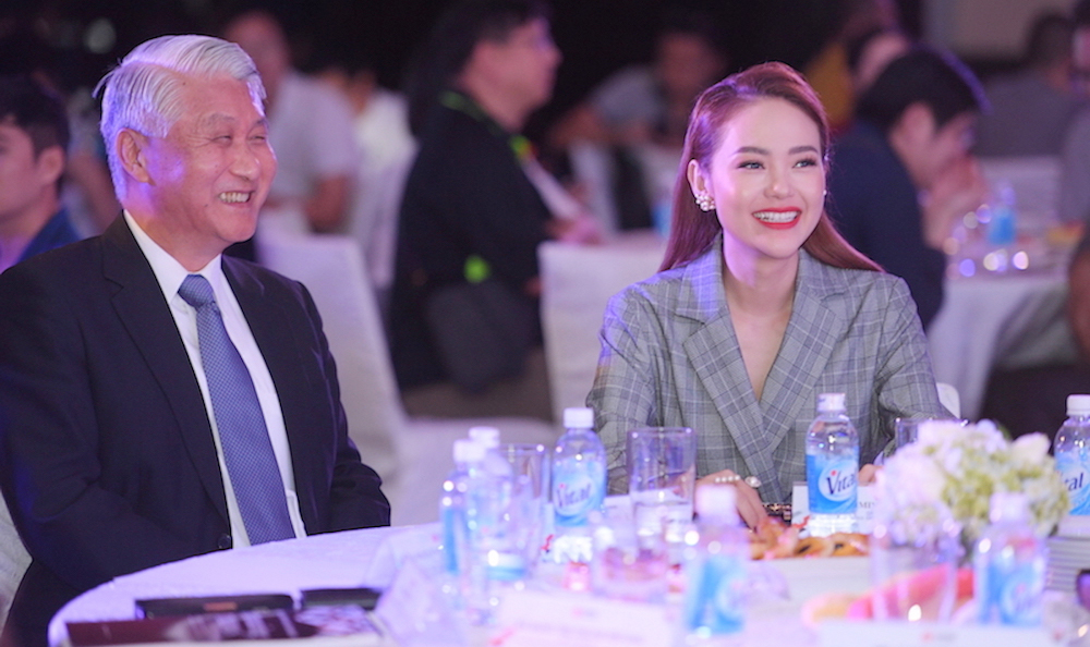 Ca sĩ - diễn viên Minh Hằng, đại sứ thương hiệu Taiwan Excellence và ông R. C. Shih, Trưởng đại diện Văn phòng Kinh tế và Văn hóa Đài Bắc tại Việt Nam