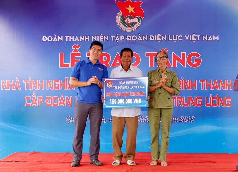 Đoàn Thanh niên EVN trao nhà tình nghĩa tại Quảng Bình