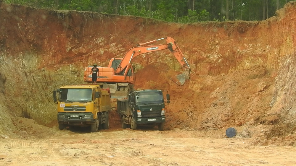 Nhiều quả đồi đã bị múc sâu từ 5 - 7m, trên diện tịch cả nghìn mét vuông.