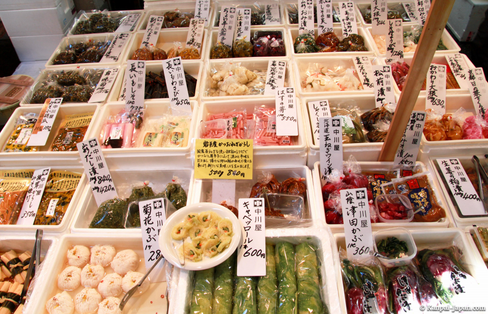 Một quầy bán sushi trong chợ Tsukiji