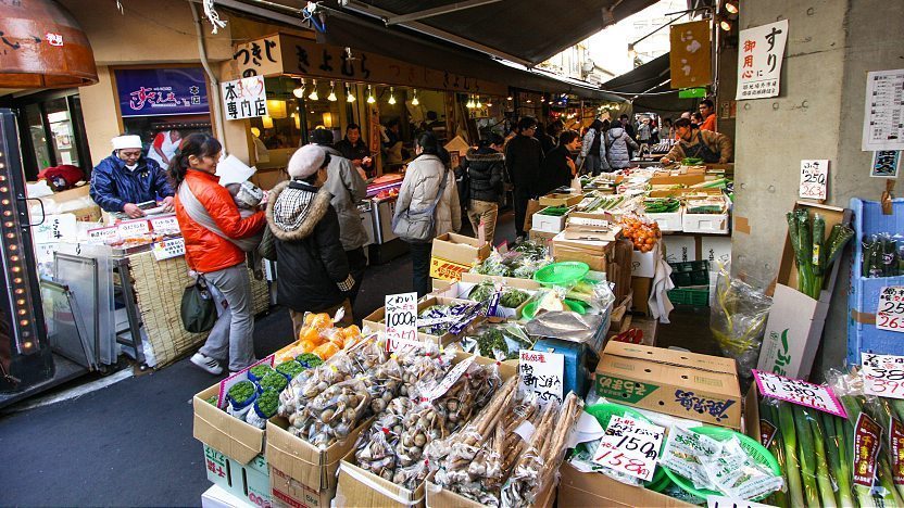Chợ cá luôn tấp nập, đông người tham quan và mua sắm
