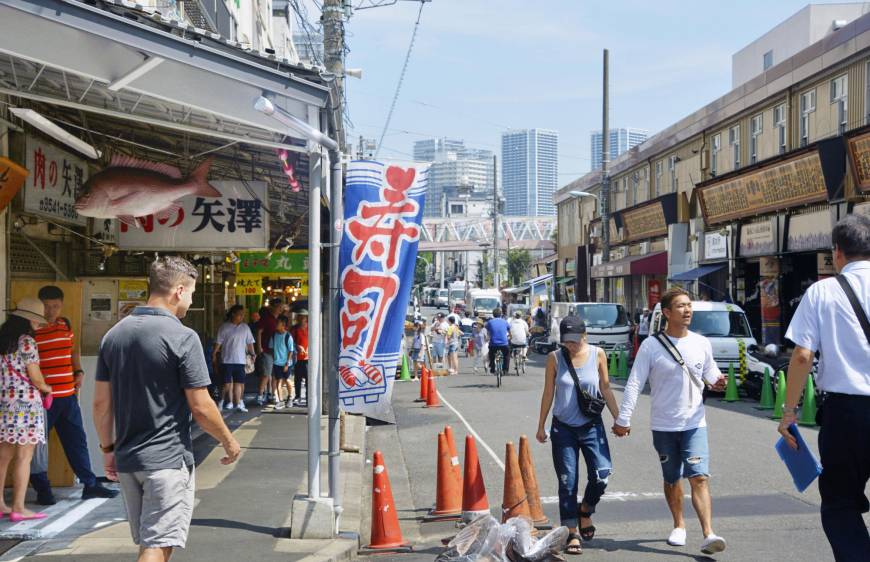 Lối vào chợ cá Tsukiji ở thủ đô Tokyo, Nhật Bản (Ảnh: Kyodo)