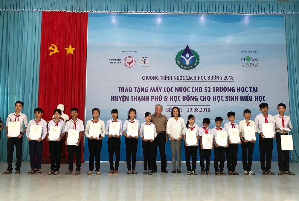 Các em học sinh vui mừng nhận học bổng trước thềm năm học mới.