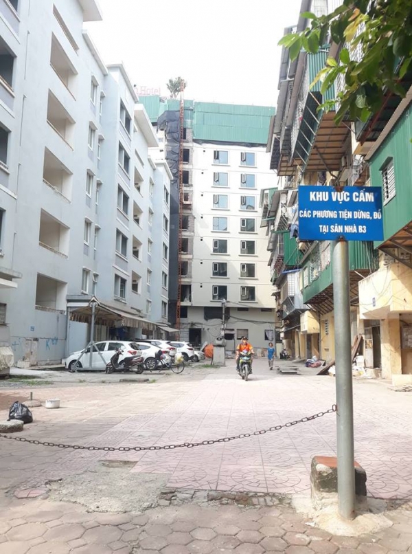 Công trình xây sai phép trong ngõ 118 Nguyễn Khánh Toàn, phần sai phép đang được quây tôn màu xanh.