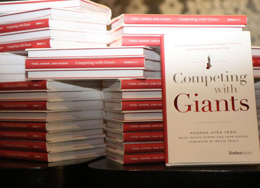 Cuốn sách “Competing with Giants” (tạm dịch tiếng Việt là “Vượt lên người khổng lồ”)