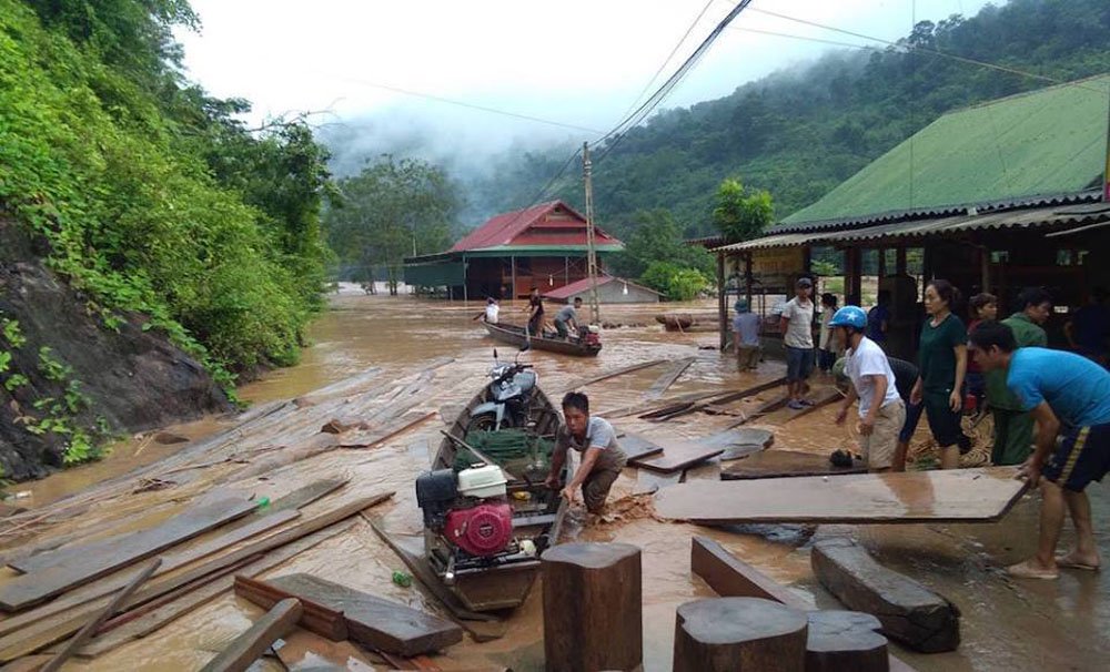 Nghệ An: Thủy điện xả lũ gãy cầu, dân hối hả kéo nhau lên núi