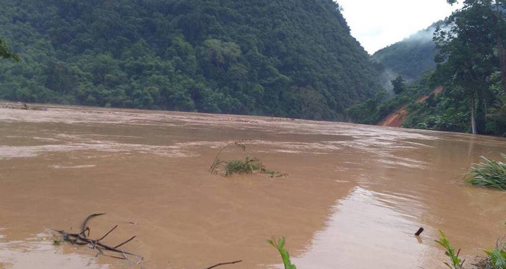 Nước lũ đổ về huyện Kỳ Sơn