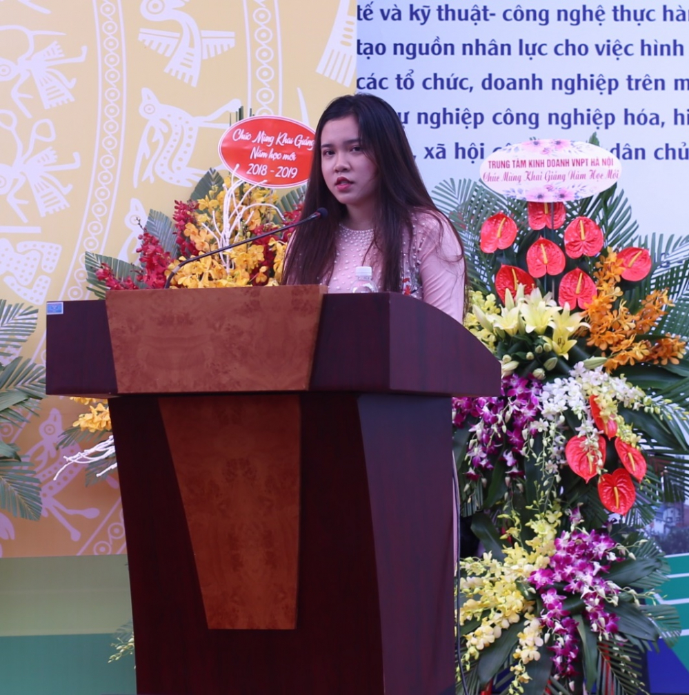 Tân sinh viên Trịnh Ngọc Hoa – lớp Quản trị kinh doanh (khóa 23) thay mặt cho gần 7.000 tân sinh viên, phát biểu cảm nghĩ của mình tại buổi Lễ khai giảng.