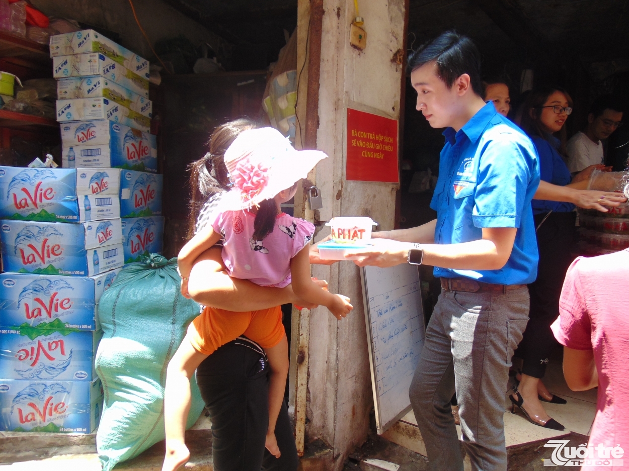 Đồng chí Đào Đức Việt, Bí thư Đoàn thanh niên Tổng Công ty Du lịch Hà Nội tặng cơm cho người bệnh