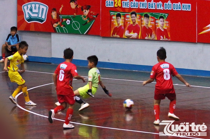 U11 Hà Nội (áo đỏ) giành chiến thắng thuyết phục 3-1 trước U11 Quảng Ngãi (áo vàng)