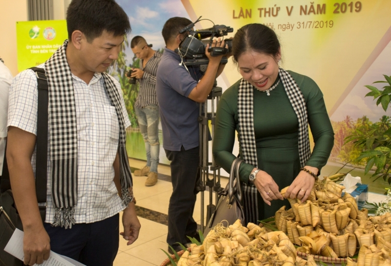 Bà Trần Thị Kiều Tôn, Phó Giám đốc Sở Văn hóa, Thể thao và Du lịch tỉnh Bến Tre giới thiệu về đặc sản làm từ dừa của tỉnh