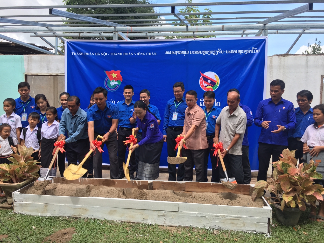 Đoàn tình nguyện Tuổi trẻ Thủ đô khởi công công trình thanh niên tại trường tiểu học Napock