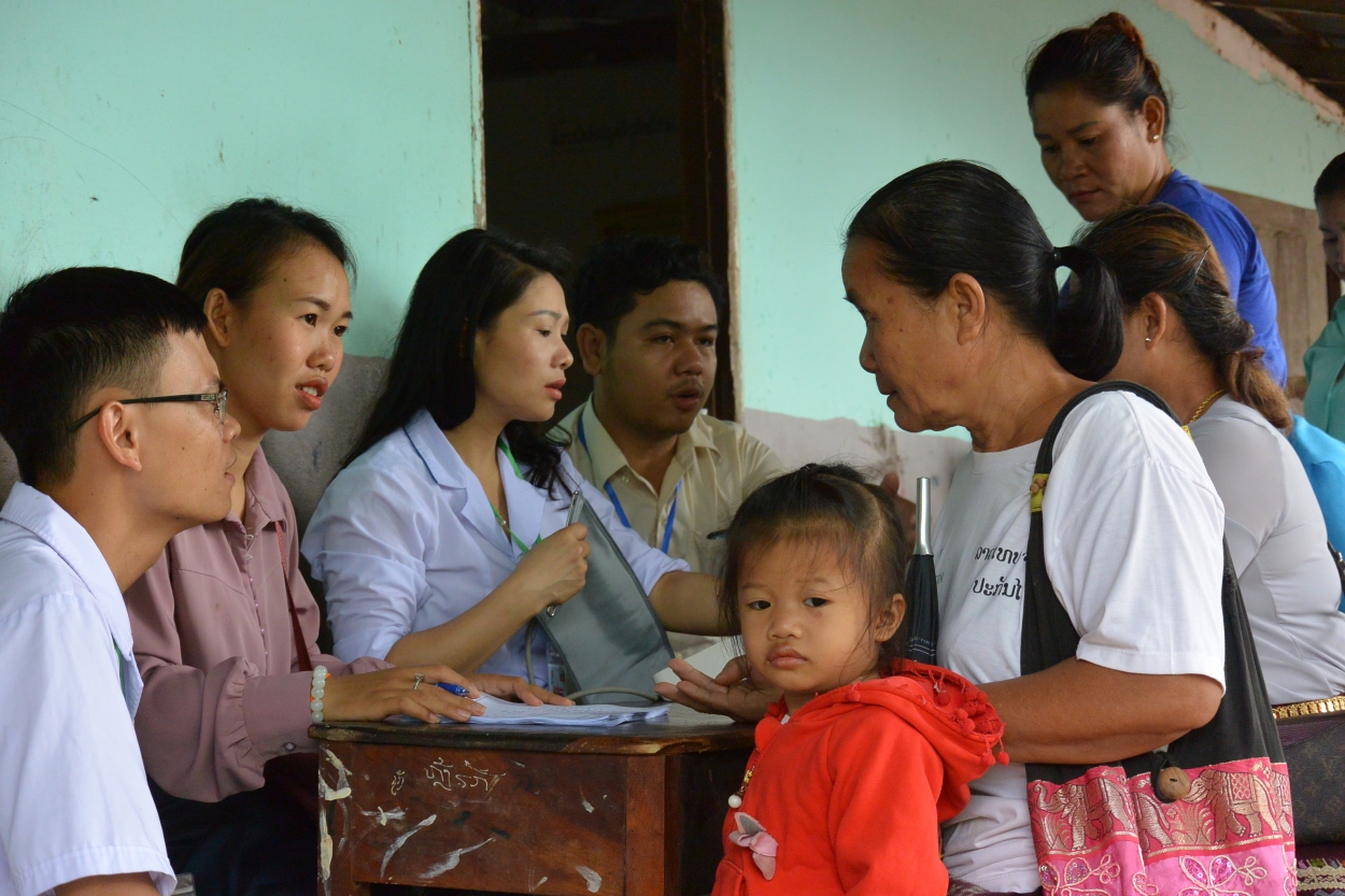 Đoàn bác sĩ tình nguyện của Thủ đô Hà Nội khám bệnh tại huyện Saythany