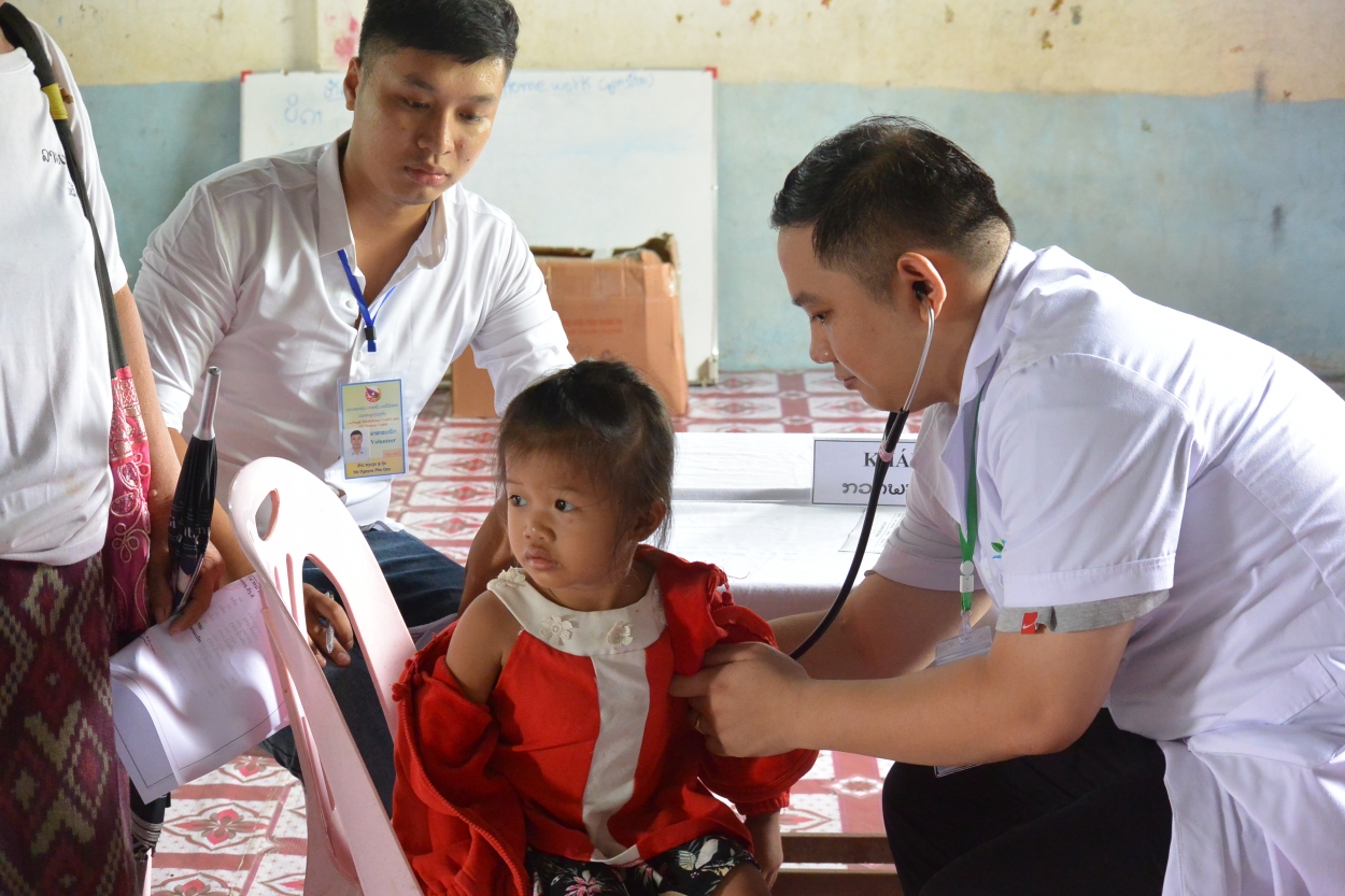Trẻ em Lào được các bac sĩ Việt Nam khám bệnh